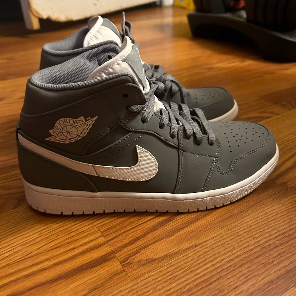 Grey jorden 1 mids size 9